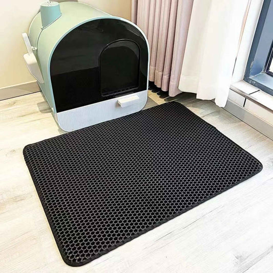 tapis chat litière noir à cote fenêtre